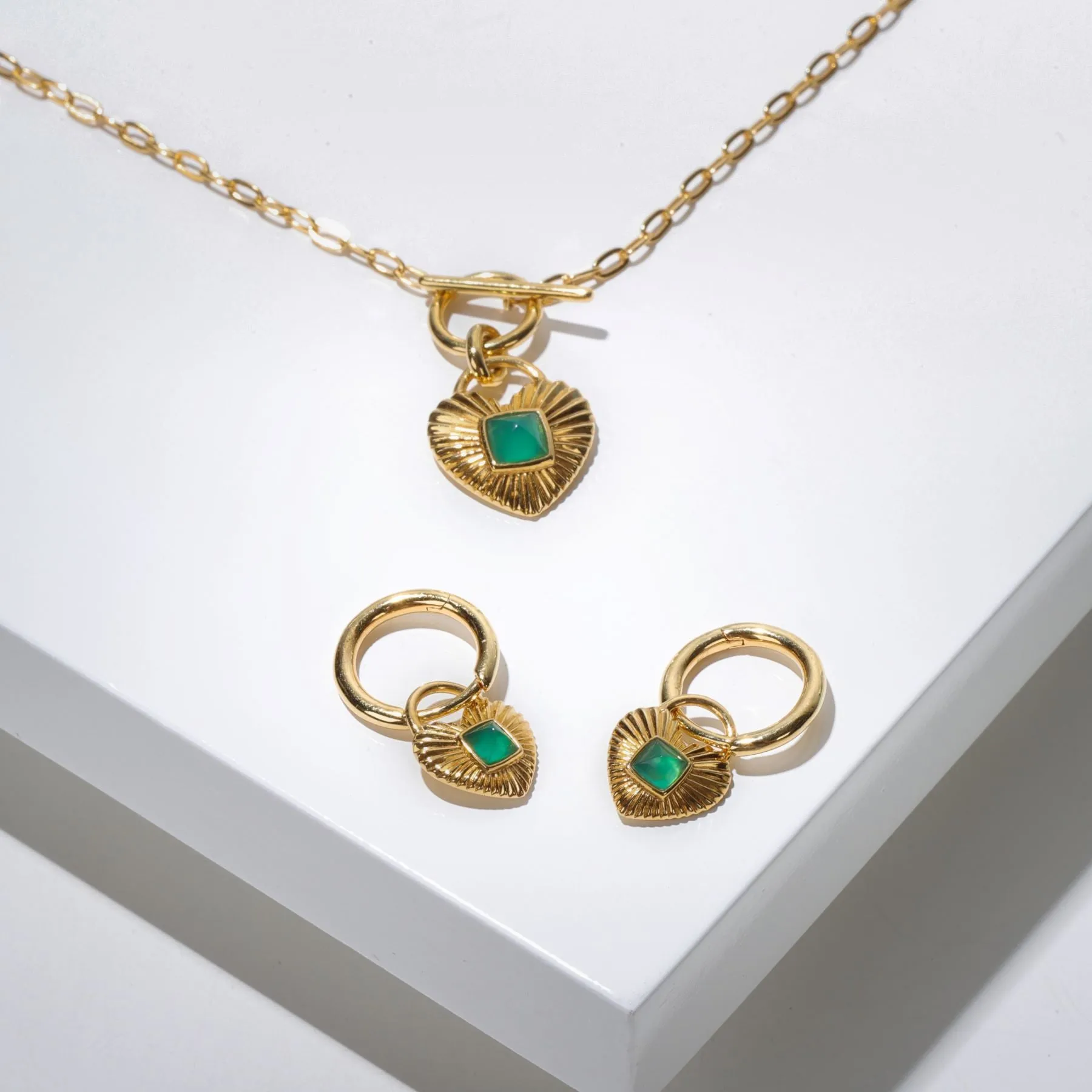 Queen of Hearts Chalcedon T Bar Halskette